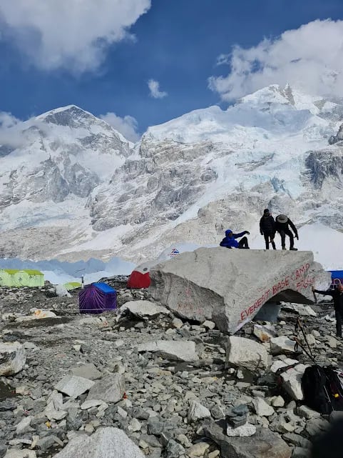 How Cold Is It on Mount Everest? Discover the extreme temperatures climbers face, from bitter winds to freezing conditions above 8,000 meters.