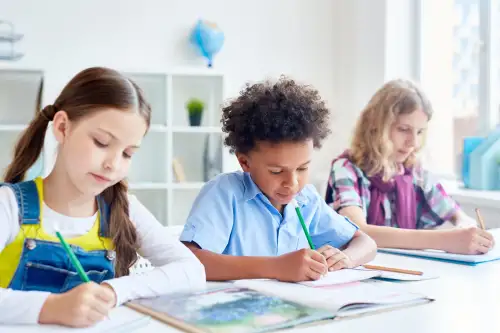 Élèves assis ensemble en classe