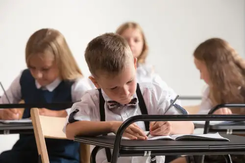 Enfants en classe pendant une activité scolaire