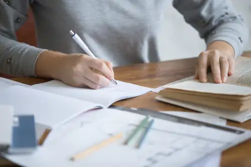 Enfant qui écrit dans un cahier