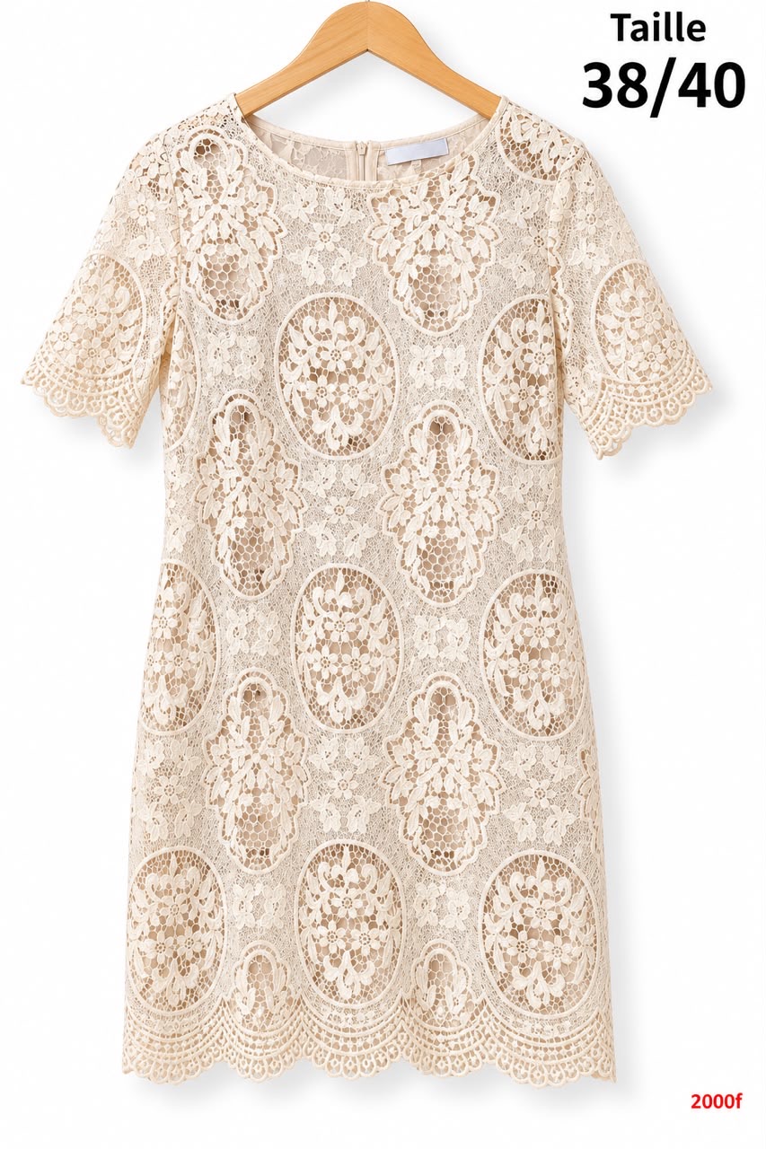 Robe courte en dentelle