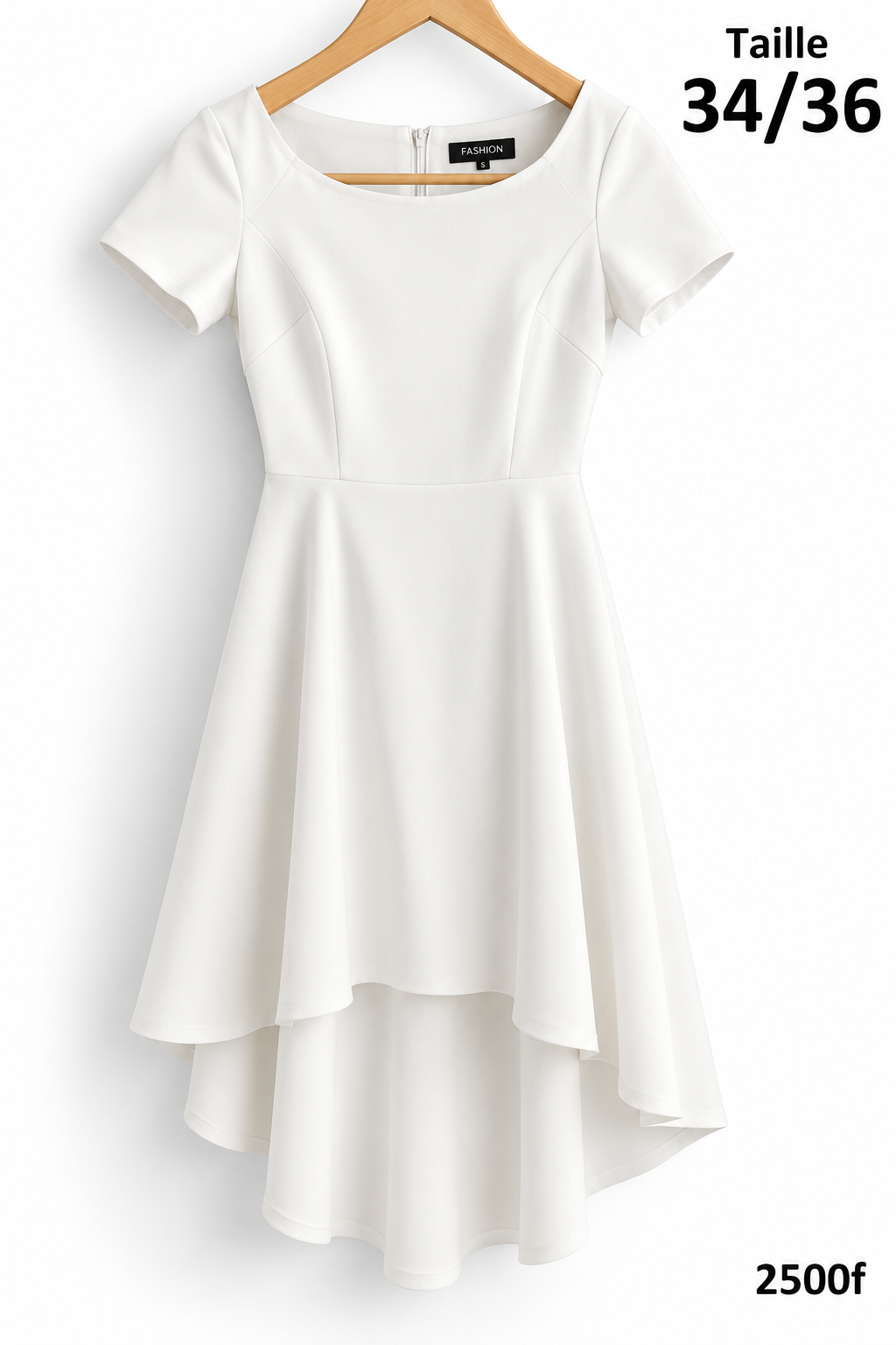 Robe courte blanche asymétrique