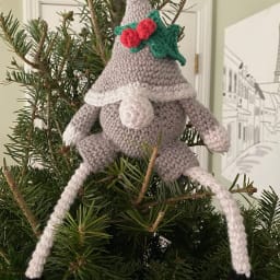 Holly Shelf Gnome - Thumbnail 3