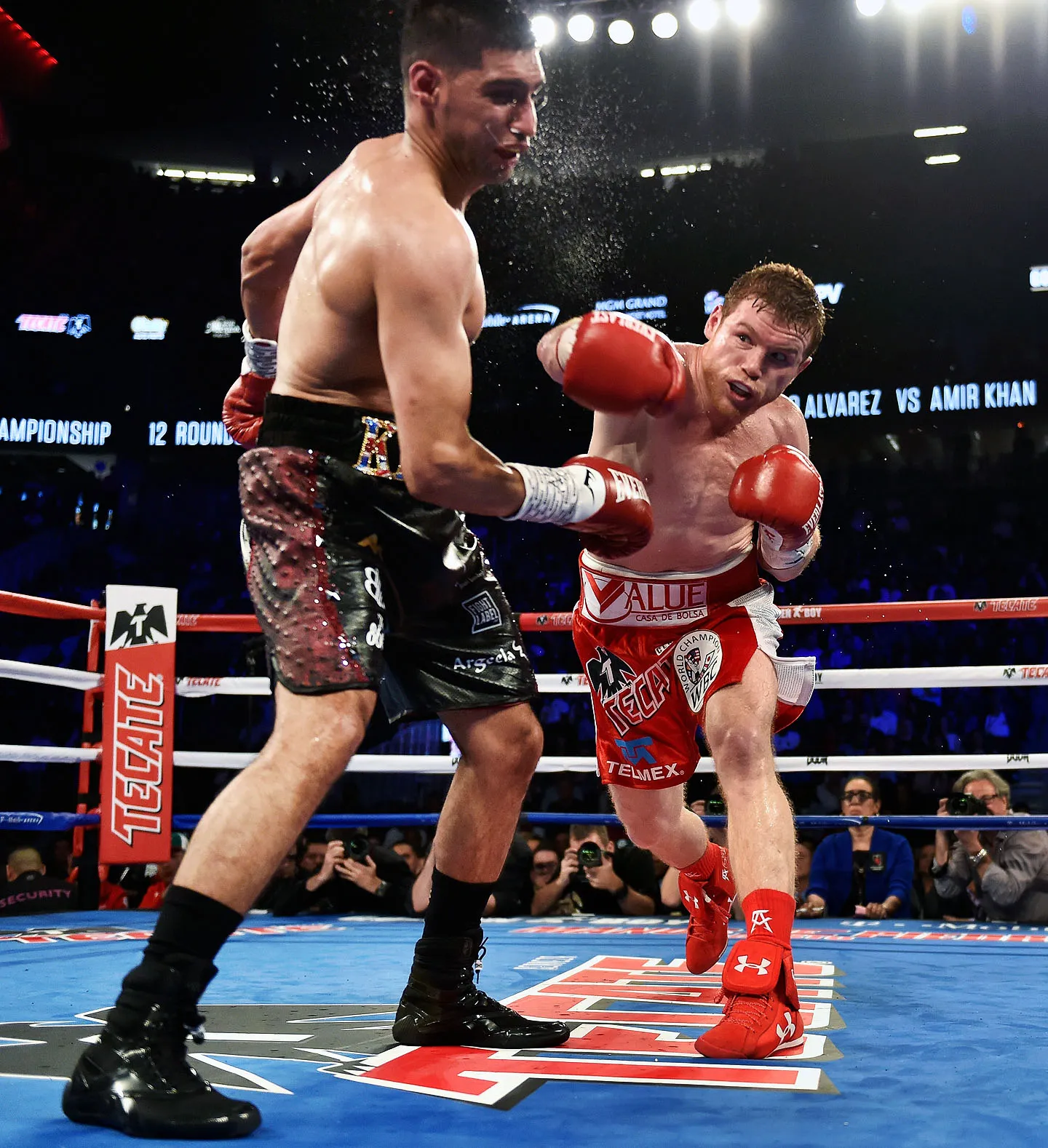 Canelo Alvarez knocking out Amir Kahn