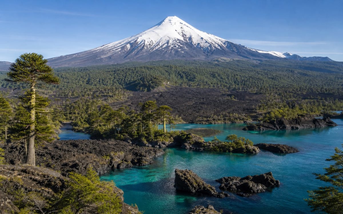 La Baita y entorno del Parque Nacional Conguillío con vista al volcán Llaima