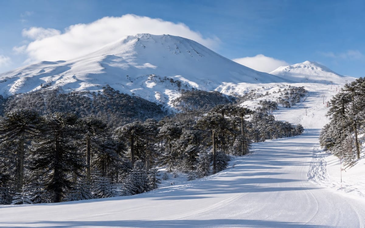Centro de ski y hotel Corralco Resort en la base del volcán Lonquimay