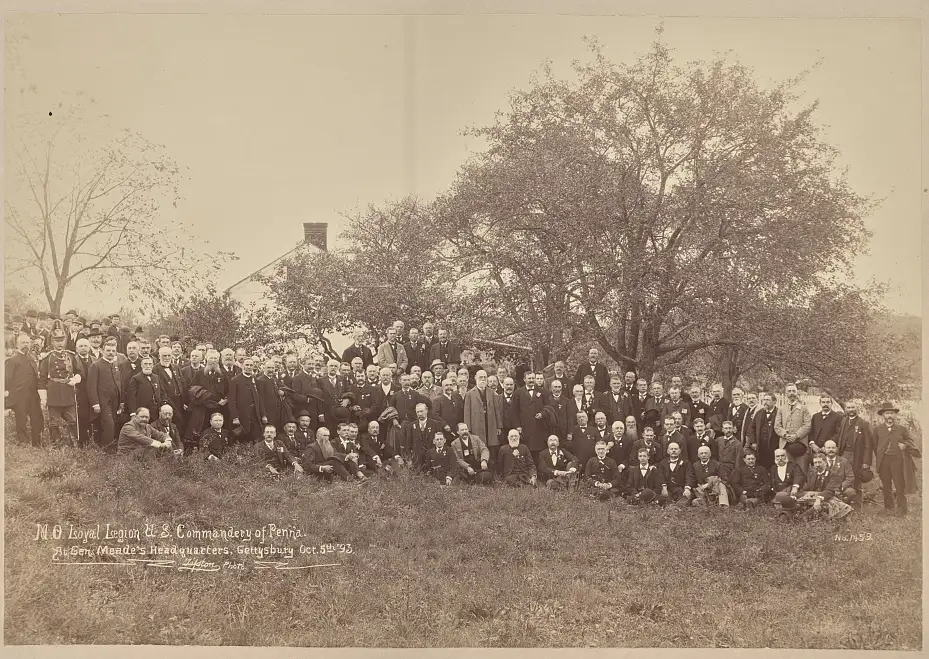 Large group portrait of Union Army veterans assembled at Gettysburg in 1893 under the Loyal Legion of Pennsylvania, taken near Maj. Gen. George Meade’s headquarters.