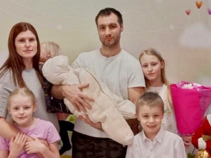 Тюменская многодетная мама родила 14 ребенка