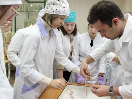 В Тюмени ученики Школы хирурга учатся накладывать швы и вязать узлы