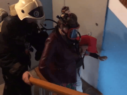 В Тюмени при пожаре в подъезде многоквартирного дома спасли 12 человек