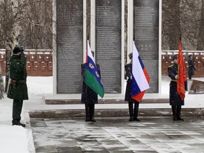 Владимир Якушев поздравил жителей УФО с Днем защитника Отечества