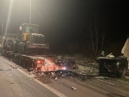 Двое тюменцев погибли в результате столкновения легкового автомобиля с большегрузом
