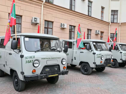 Александр Моор передал девять автомашин повышенной проходимости тюменским подразделениям, участвующим в СВО