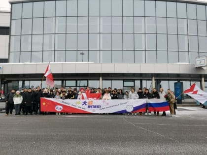 Студентов из Китая встретили в тюменском аэропорту Рощино караваем