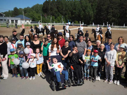 В Тюменском районе прошел фестиваль «Лечебная лошадь» при поддержке общественной молодежной палаты
