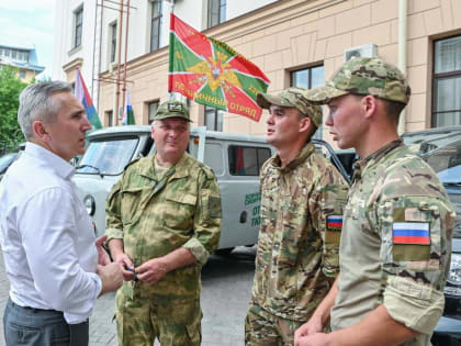 Александр Моор передал воинам-сибирякам автомобили и снаряжение