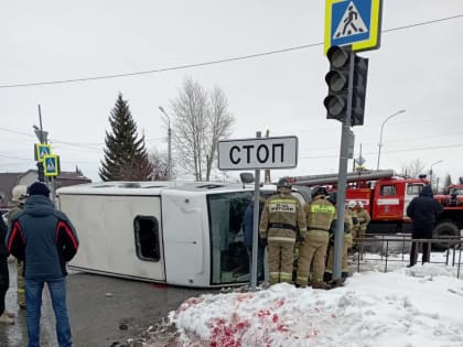 В Ялуторовске УАЗ протаранил маршрутку, пострадали 12 человек