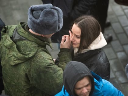 «Вернемся!»: тюменских мобилизованных проводили на службу