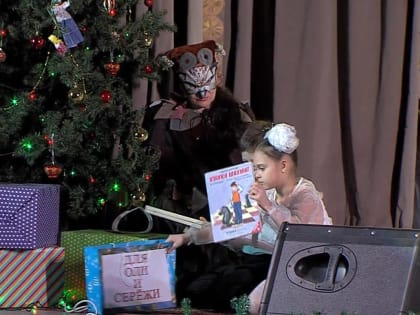 На сцене актеры Кулаковского ДК