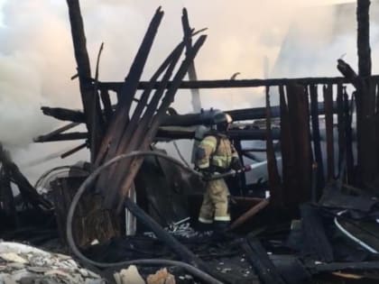 В Тюмени горел частный дом на улице Павлова