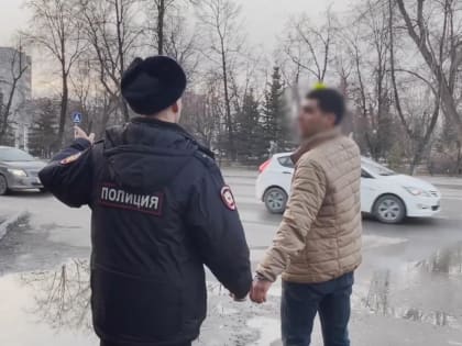В Тюмени на улице Дружбы поймали наркодельца, который фотографировал что-то на земле