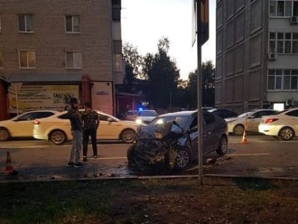 В центре Тюмени около остановки произошло лобовое ДТП с автобусом