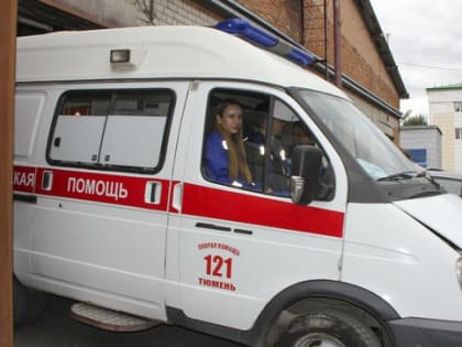 Медики скорой помощи помогли тюменке, выбравшей самое опасное место для сна