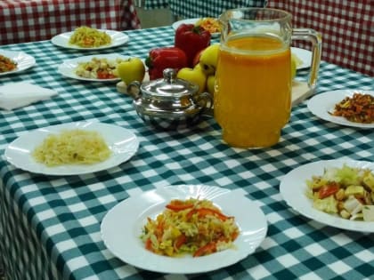 Горячее питание в четырех школах Тюмени проверили общественники