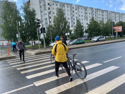 В Тобольске продолжается работа по понижению бордюрного камня