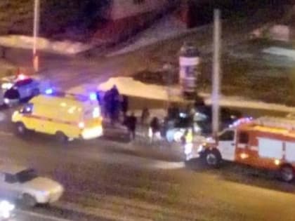 В Тюмени при столкновении двух легковых авто Infiniti отбросило в столб