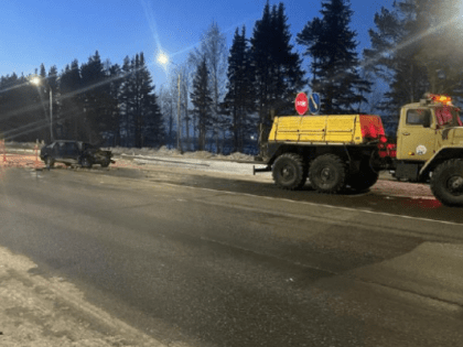 Под Тюменью водитель «Лады» въехала в «Урал» дорожной службы