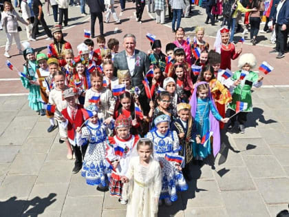 Александр Моор отпраздновал День России вместе с участниками регионального фестиваля «Мост дружбы»