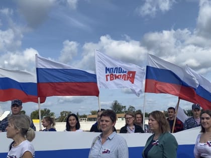Над Тюменью развеяли российский флаг
