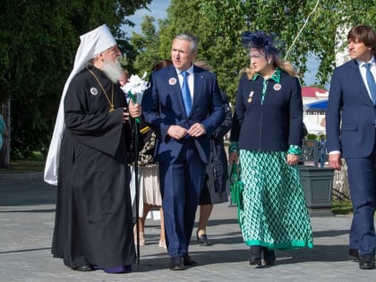 Александр Моор принял участие в благотворительной ярмарке «Белый цветок» в Тобольске