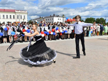 Тобольские выпускники станцевали вальс у Кремля