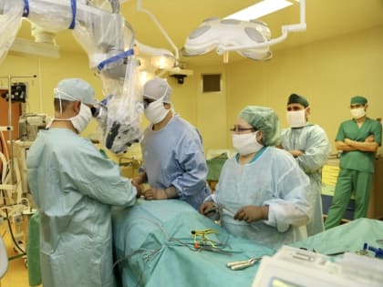 В Федеральном центре нейрохирургии в Тюмени пациентке провели сложную и редкую операцию по фиксации черепа с позвоночником