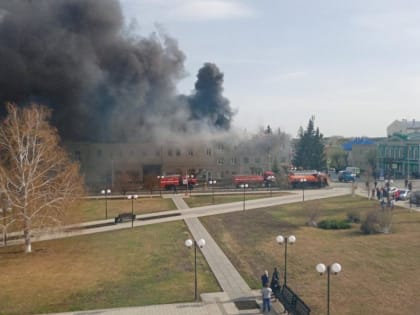 В Ишиме горит торгово-выставочный центр «Гагаринский»