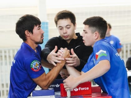 Армрестлеры со всего региона посоревновались за звания лучших