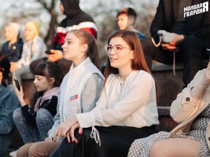 Молодогвардейцы организуют патриотический квартирник, который пройдет в сквере Тюменского государственного института культуры