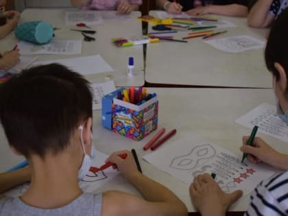 Тюменские волонтеры-медики проводят занятия и игры для юных пациентов