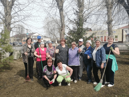 Серебряные волонтеры вышли на субботник