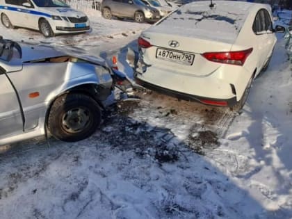 17-летний тюменец разбил два автомобиля, пытаясь вписаться в поворот во дворе