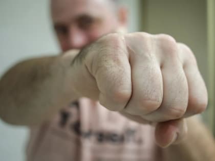 В Тюменском районе 18-летний парень сломал челюсть приятелю