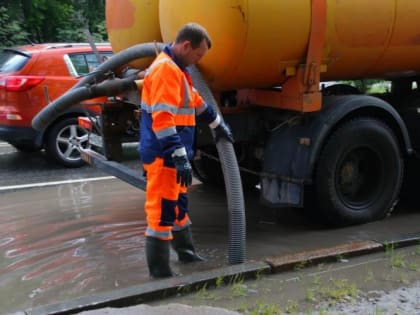 1300 кубометров воды откачали с дорог и тротуаров Тюмени за сутки