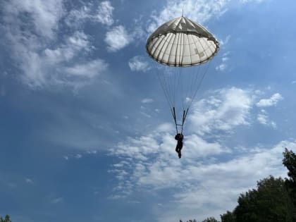 Ребят из лагеря центра «Воин» ждет пейнтбол и прыжок с парашютом