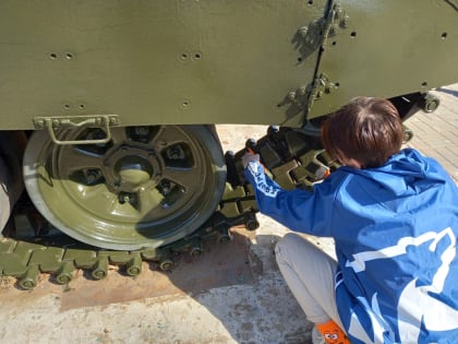 Молодогвардейцы приняли участие в покраске танка 72М