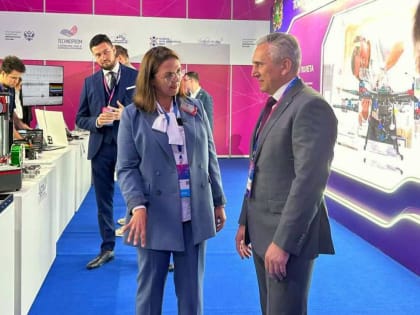 Губернатору Александру Моору представили разработку ученых ТМУ для реабилитации пациентов после инсульта