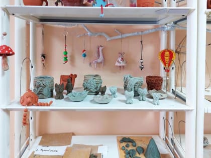 В тюменском центре «Родник» проводят творческие развивающие занятия для детей