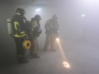 В Тюмени в районе ММС сгорел автосервис