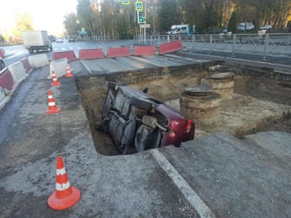 В центре Тюмени легковушка упала в яму в месте проведения дорожных работ